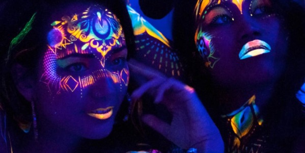 Glow in the Dark & UV-Reactive: il trend aerografico che illumina la moda 2025