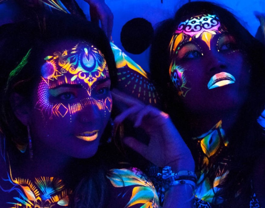 Glow in the Dark & UV-Reactive: il trend aerografico che illumina la moda 2025